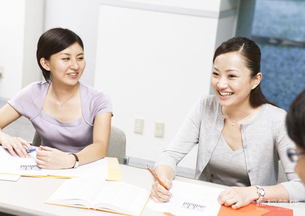 如何预算办公室装修成本？